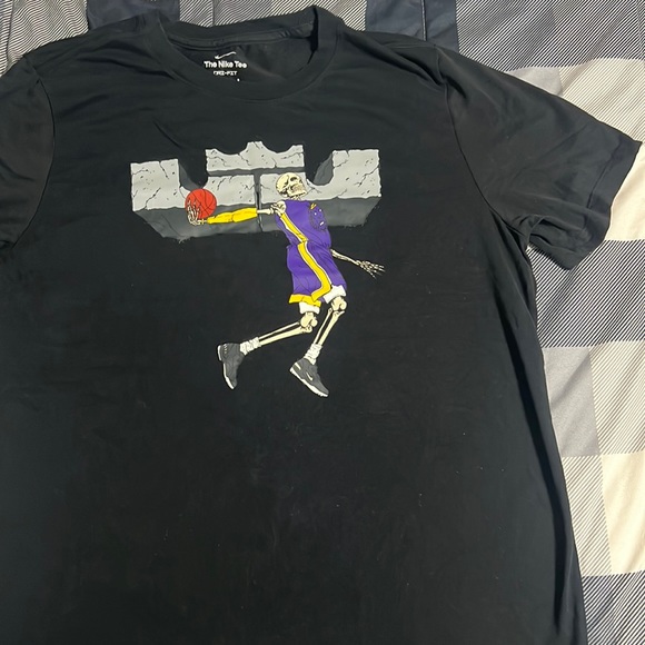 Large dri-fit Kobe Nike shirt. Excellent condition. Worn and washed once. - Picture 1 of 3